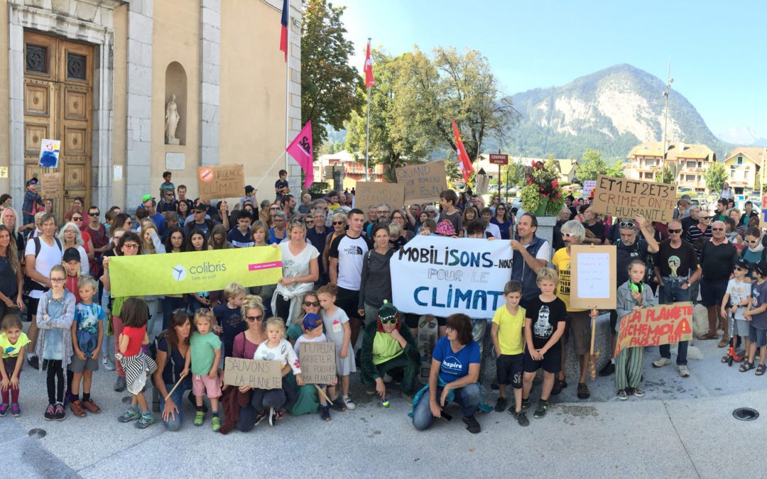 21 septembre 2021 Marche pour le Climat devant l'église de Taninges 230 personnes avec des banderoles © Nora Bériou